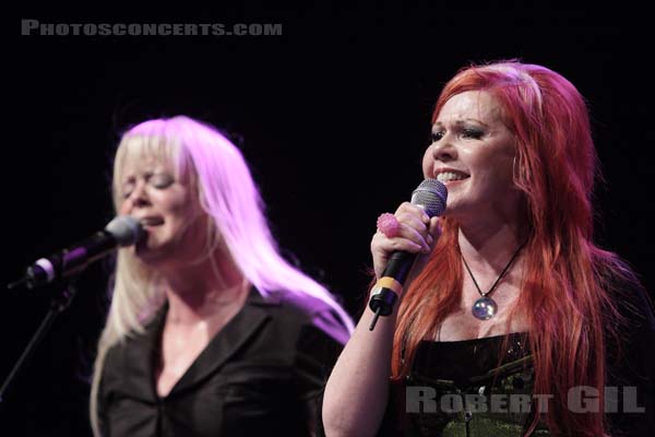 THE B-52'S - 2008-07-18 - PARIS - Le Bataclan - Katherine Elizabeth Pierson - Cynthia Leigh Wilson